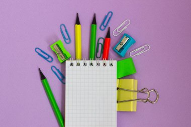 Pembe arka plan kırtasiyesinde izole edilmiş kırtasiye malzemesi pembe arka planda izole edilmiş.