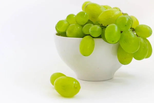 Raisins Verts Dans Une Assiette Sur Fond Blanc Image En Vente