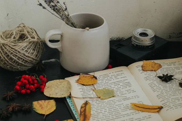 Herfst Compositie Een Donkere Achtergrond Gezellige Sfeer Thee Boeken Gebladerte — Stockfoto