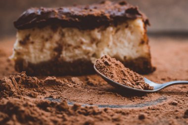 Koyu arkaplanda çikolatalı kek.