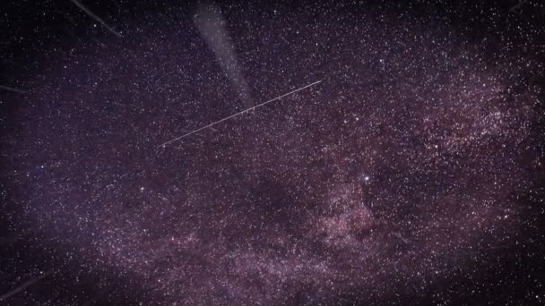 Voando através de campos estelares no espaço. púrpura — Vídeo de Stock