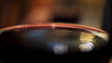 İki kişi alkış veya tost kırmızı şarap bardakları tokuşturup. Tatil kutlama kavramı.