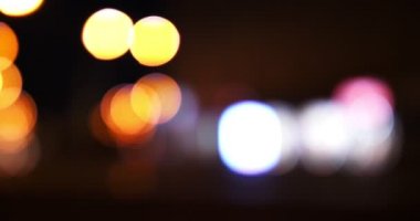 Ufuk gece şehir trafik ışıkları. Taşıma ve tipik şehir gürültüsünden taşıma bulanık bokeh renk.