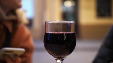 İnsanlar içki şarap ve yasaktır