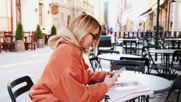 Krásná mladá podnikatelka na sobě bílou košili a pomocí moderní chytrý telefon při chůzi při přetržení ve městě, profesionální ženské zaměstnavatele psaní textové zprávy na mobilní telefon venku, zpomalené — Stock video