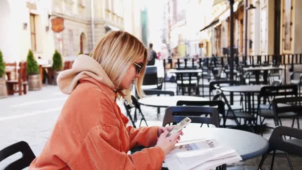 Krásná mladá podnikatelka na sobě bílou košili a pomocí moderní chytrý telefon při chůzi při přetržení ve městě, profesionální ženské zaměstnavatele psaní textové zprávy na mobilní telefon venku, zpomalené — Stock video