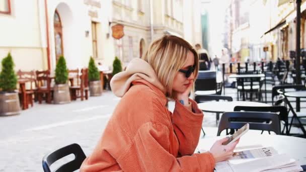 Krásná mladá podnikatelka na sobě bílou košili a pomocí moderní chytrý telefon při chůzi při přetržení ve městě, profesionální ženské zaměstnavatele psaní textové zprávy na mobilní telefon venku, zpomalené — Stock video