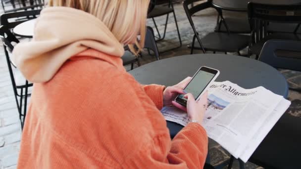 Krásná mladá podnikatelka na sobě bílou košili a pomocí moderní chytrý telefon při chůzi při přetržení ve městě, profesionální ženské zaměstnavatele psaní textové zprávy na mobilní telefon venku, zpomalené — Stock video