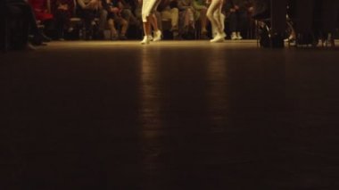 Kadın modelleri bir moda gösterisi sırasında farklı elbiseler pist yürümek. Moda podyum olay giysi yeni koleksiyonu gösteren. Bir satırda. 4k
