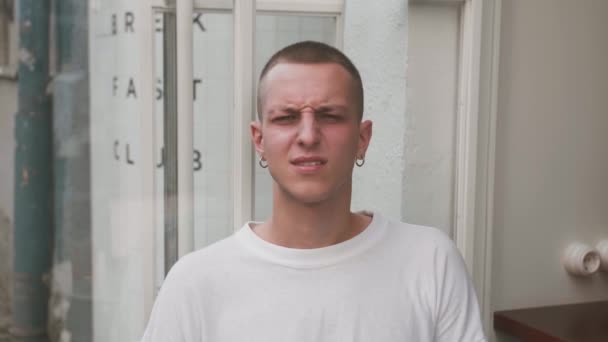 Zavřít Mladý gay muž Portrét Negativní Výraz Tvář Odmítnout Ne Negace — Stock video