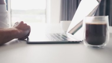 Ofis masasında çalışırken dizüstü bilgisayarda daktilo yazan tanınmayan iş adamının yakın çekim görüntüleri. 