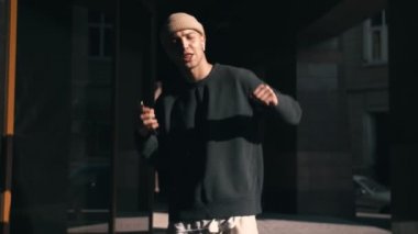 Dans döngüsü komik Kafkasyalı adam sokakta dans edip eğlenceli bir şekilde dans ediyor.