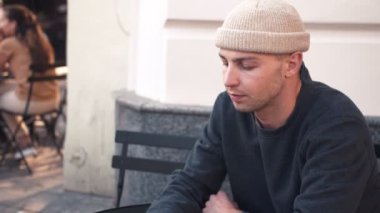 Ağır çekimde yakın çekimde cep telefonuyla konuşan beyaz bir adam mutlu ve şaşkın bir şekilde kahkahalarla kahkahalarla gülüyor.