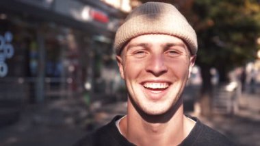 Kameraya bakıp gülümseyen yakışıklı beyaz adamın portresi..