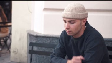 Ağır çekimde yakın çekimde cep telefonuyla konuşan beyaz bir adam mutlu ve şaşkın bir şekilde kahkahalarla kahkahalarla gülüyor.