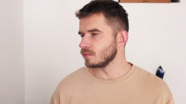 Kamerada gülümseyen mutlu beyaz adamın portresi.