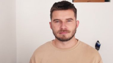 Kamerada gülümseyen mutlu beyaz adamın portresi.