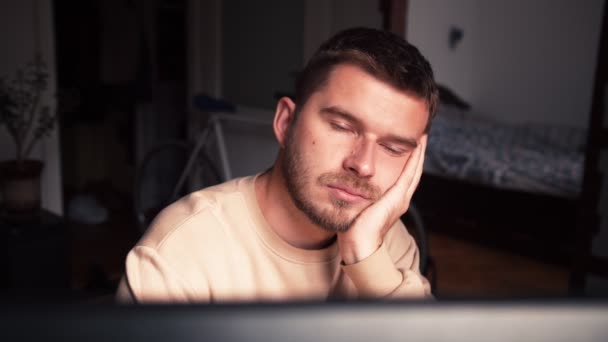Lustige gelangweilte Büroangestellte, die am Schreibtisch einschläft, verschlafene männliche studentische Angestellte, die am Arbeitsplatz neben dem Laptop schläft, fühlen sich überarbeitet — Stockvideo