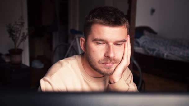 Drôle ennuyé au bureau à domicile travailleur s'endormir au bureau, somnolent employé étudiant masculin dormant sur le lieu de travail près ordinateur portable se sentent concept surchargé — Video