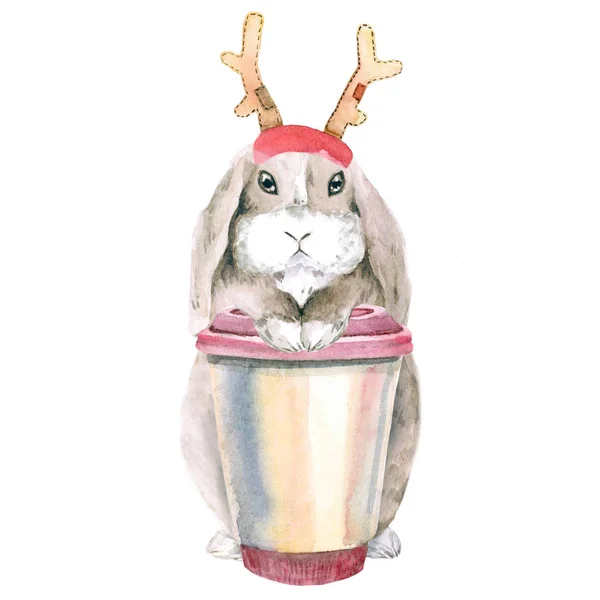 Ein Lappenohr-braunes Kaninchen sitzt mit einer rosa Tasse Kaffee. Aquarell. Weihnachten, Neujahr, mit den Hörnern eines Hirsches. — Stockfoto