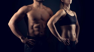 Mükemmel şekillendirilmiş kadın ve erkek üst kurumlar. Fitness, egzersiz ve eğitim kavramı.