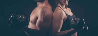 Mükemmel şekillendirilmiş kadın ve erkek üst kurumlar. Fitness, egzersiz ve eğitim kavramı