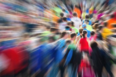 Maraton koşmak dinamik yakınlaştırma patlama etkisi ile. Profesyonel ve amatör koşucular birlikte.