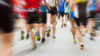 Arkadan maraton, farklı kaçakçıları. Bacaklarını odaklan. Dinamik hareket bulanıklığı ve patlama etkisi zoom.