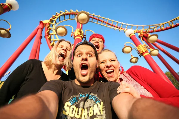 Multi Etniczne Znajomych Rollercoaster Jeździć Targach Zabawy — Zdjęcie stockowe