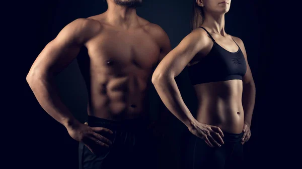 Mükemmel şekillendirilmiş kadın ve erkek üst kurumlar. Fitness, egzersiz ve eğitim kavramı.