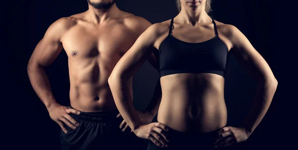 Mükemmel şekillendirilmiş kadın ve erkek üst kurumlar. Fitness, egzersiz ve eğitim kavramı.