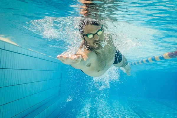 Masculino Nadador Piscina Foto Submarina Con Espacio Para Copiar —  Fotos de Stock