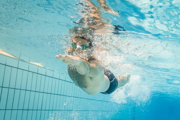 游泳池里的男游泳运动员 带有复制空间的水下照片 — 图库照片