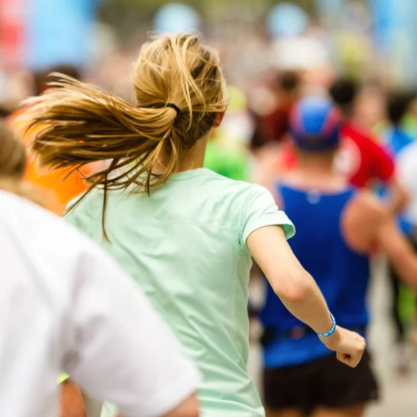 Laufkundschaft Beim Marathon Viele Läufer Passieren Die Start Oder Ziellinie — Stockfoto