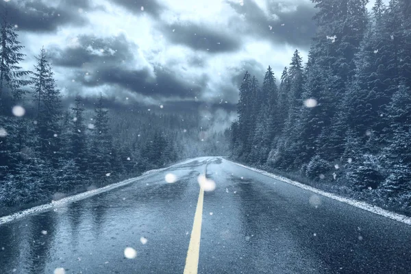 Eisglätte Und Schneefall Auf Einer Straße Gletscherstraße — Stockfoto