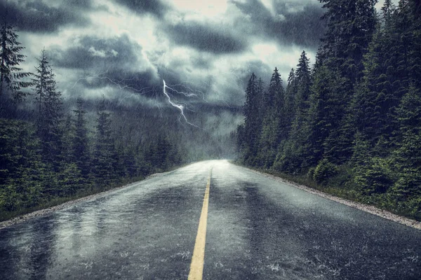 Sturm Mit Regen Und Blitz Auf Der Straße — Stockfoto