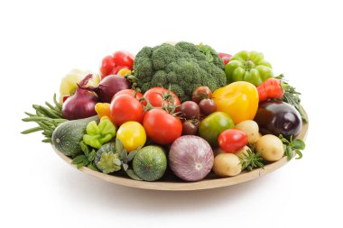 Bir tabakta ve beyaz arka plan üzerinde izole karışık ve çeşitli farklı sebze.