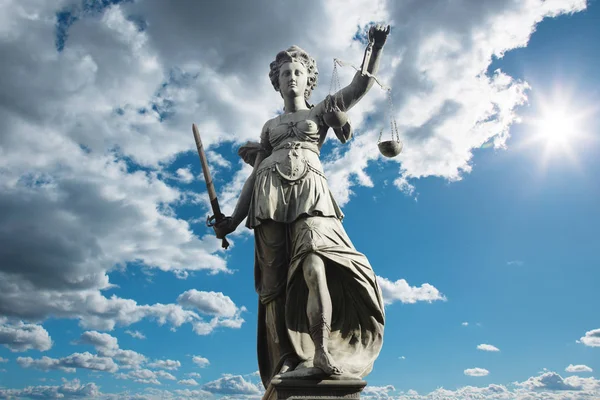 Gökyüzü ve bulutlar arka plan önünde adalet justitia sembolü. Adalet ve hukuk kavramı.