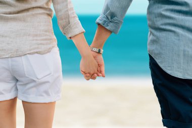 Sahilde elele çift. Aşk için sembolü.