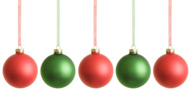 Beyaz arka plan üzerinde izole kırmızı ve yeşil Noel baubles asılı.