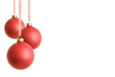 Beyaz arka plan üzerinde izole kırmızı Noel baubles asılı.