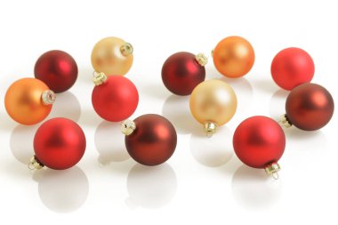 Beyaz arka plan üzerinde izole renkli Noel baubles.