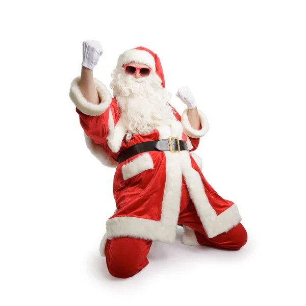 Noel Baba yumruklarını ile tezahürat. Beyaz arka plan üzerinde izole.