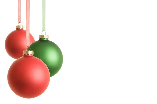 Colgando Bolas Navidad Rojas Verdes Aisladas Sobre Fondo Blanco — Foto de Stock