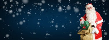 Noel Baba gülümseyerek teslim etmek büyük kahverengi bir çanta hediye.