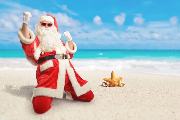 Vidám Santa Claus Boldog Szól Tökéletes Napos Nyaralás Célpontja Strandon — Stock Fotó