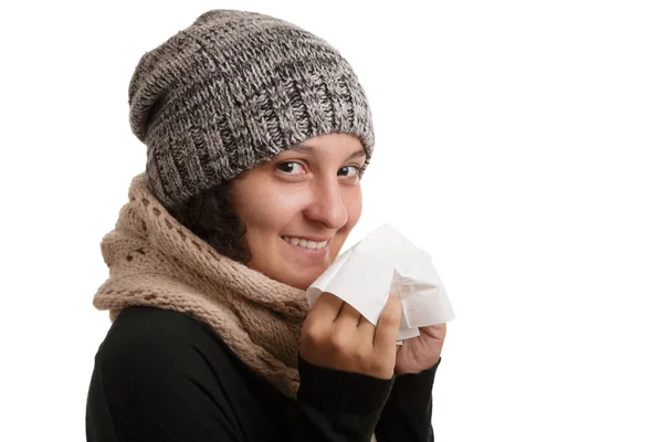 一个年轻的妇女在冬天的时间与疾病不得不打喷嚏和吹成手帕隔离在白色背景 — 图库照片