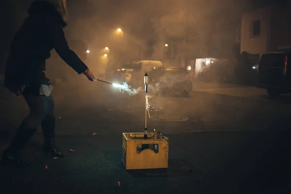 New Year's Eve üzerinde kadın ışıkları havai fişek.