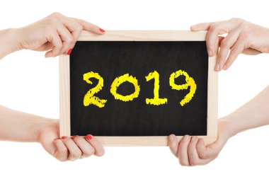 İki kadın için yeni yıl 2019 - kara tahta üzerinde beyaz arka plan izole tutun