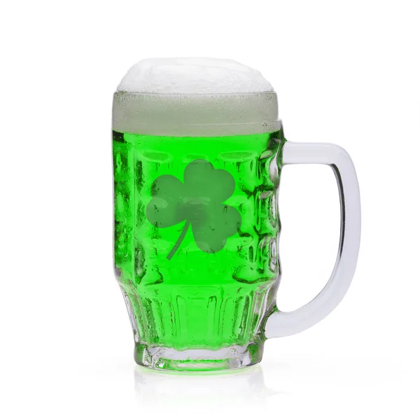 Grünes Bier mit Shamrock im Inneren. Symbol für den Patricks Day. — Stockfoto